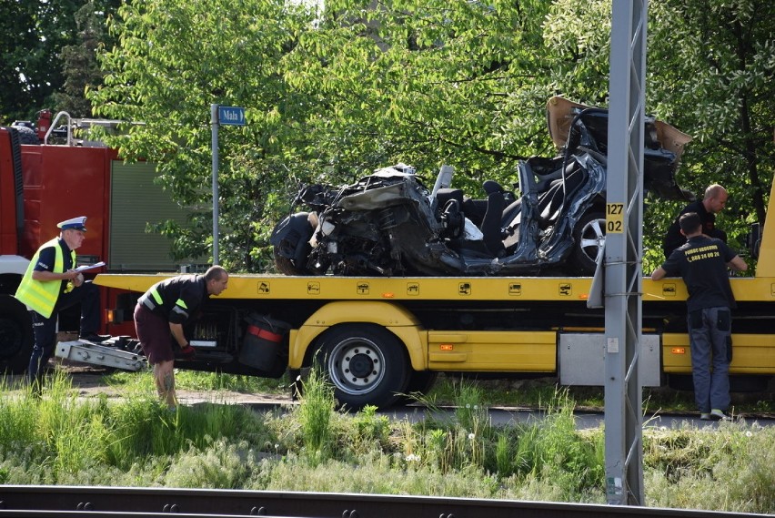 Śmiertelny wypadek na przejeździe kolejowym w Blachowni. Sprawca nie żyje, więc prokuratura umorzyła śledztwo [ZDJĘCIA]