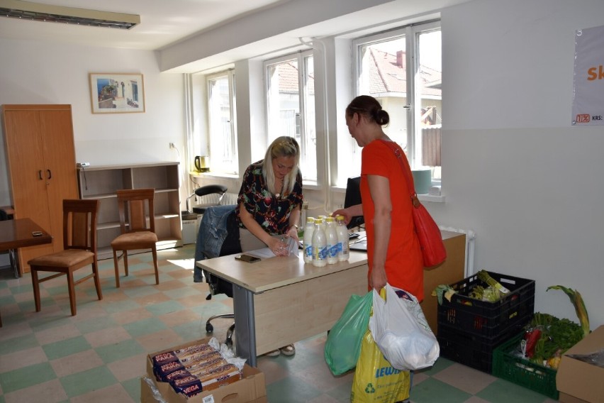 Gmina Wejherowo. W Bolszewie powstał pierwszy w Polsce sklep społeczny w gminie wiejskiej! Mieszkańcy odebrali już darmową żywność | ZDJĘCIA