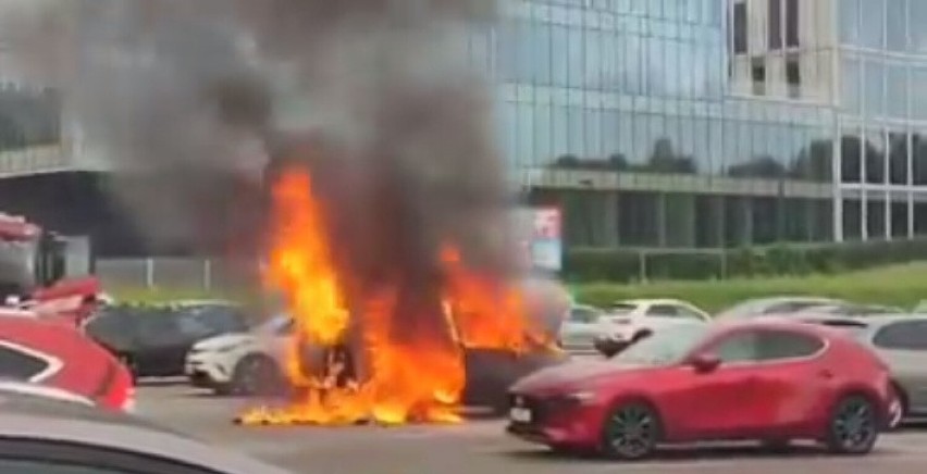Kraków. Pożar samochodu przy Wielickiej. Zwykłe gaśnice nie pomogły, wkroczyli strażacy
