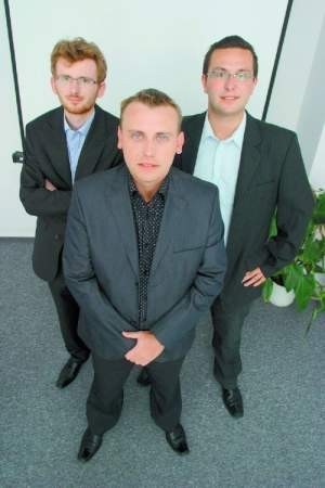 Michał Hnatiuk, Adrian Dzielnicki i Wojciech Gudaszewski (od lewej) wspólnie prowadzą  Wrocławski Dom Maklerski.  fot. Marcin Osman