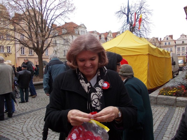 Małgorzata Szmajdzińska w ubiegłym roku podczas Święta Niepodległości rozdawała biało- czerwone kotyliony