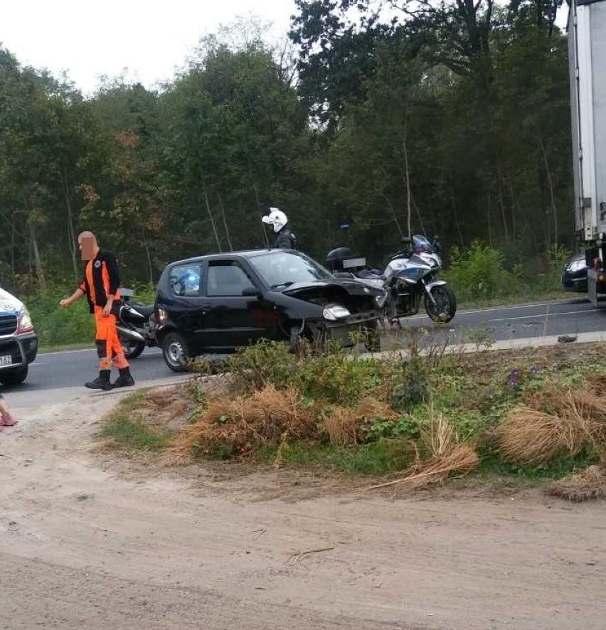 Kolizja koło Serbów. Sprawca i jego pasażerka trafili do szpitala