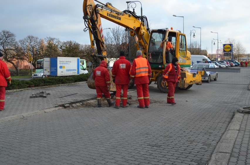 Stare Miasto bez ogrzewania. Trwa naprawa rury ciepłowniczej 