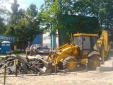 Wrocław: Sprzątają na Braniborskiej. Dziura prawie zakopana (ZOBACZ)