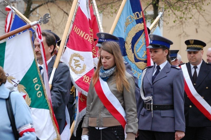 Kwidzyn: Przemarsz ulicami miasta i wspólne śpiewanie pieśni patriotycznych z okazji Święta 3 Maja