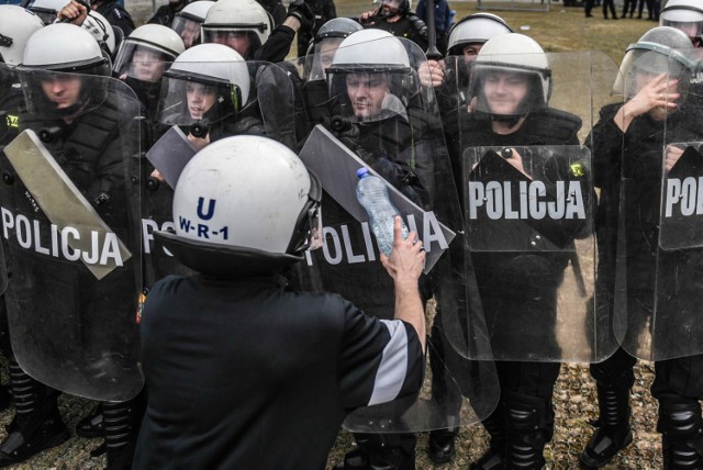 Policja podczas służby zmagają się z różnymi wyzwaniami.

ZOBACZ: 
Kto ci dał prawo jazdy? Sprawdź czy zasłużyłeś! 