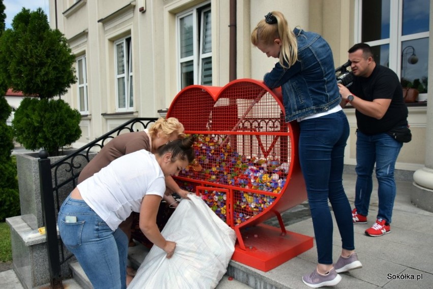 Czerwone serducho w centrum Sokółki bije dla małego Adasia! Wpadła tam już tona nakrętek 