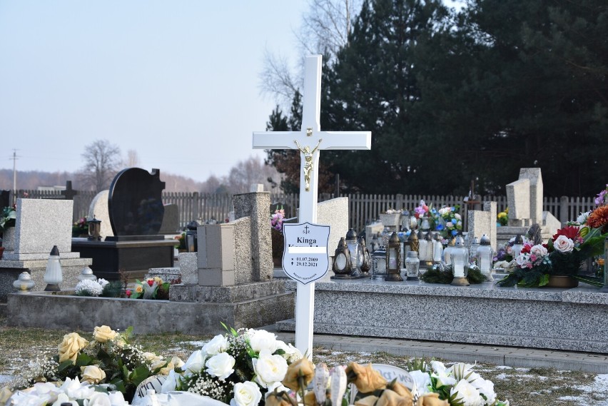 Kinga spoczywa na cmentarzu w Smęgorzowie. Mieszkańcy ją...