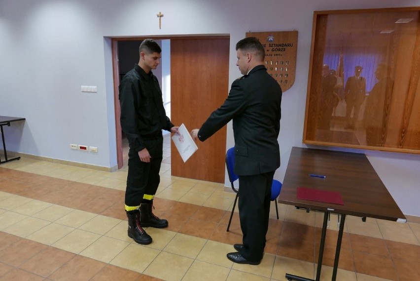 Góra. Ślubowanie na Komendzie Powiatowej Państwowej Straży Pożarnej w Górze. Damian Pukała nowym funkcjonariuszem
