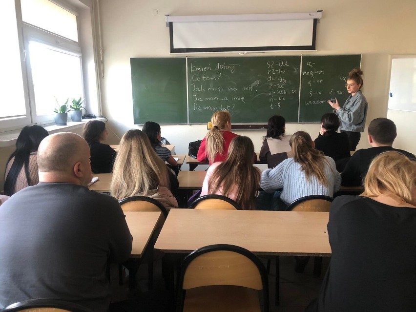Lekcje języka polskiego dla Ukraińców w ZSP 1 w Radomsku. Prowadzą je uczniowie "mechanika"