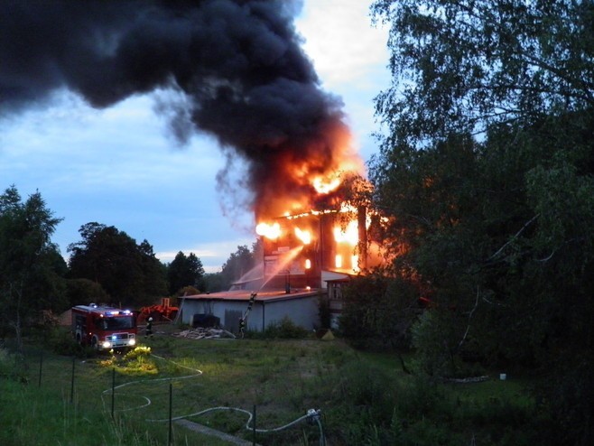 Pożar młyna w Zblewie. W akcji brało udział 64 strażaków! ZDJĘCIA