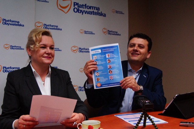 Marzena Wodzińska i Eskan Darwich z kaliskiej PO zachęcają kaliszan do wypełniania ankiety