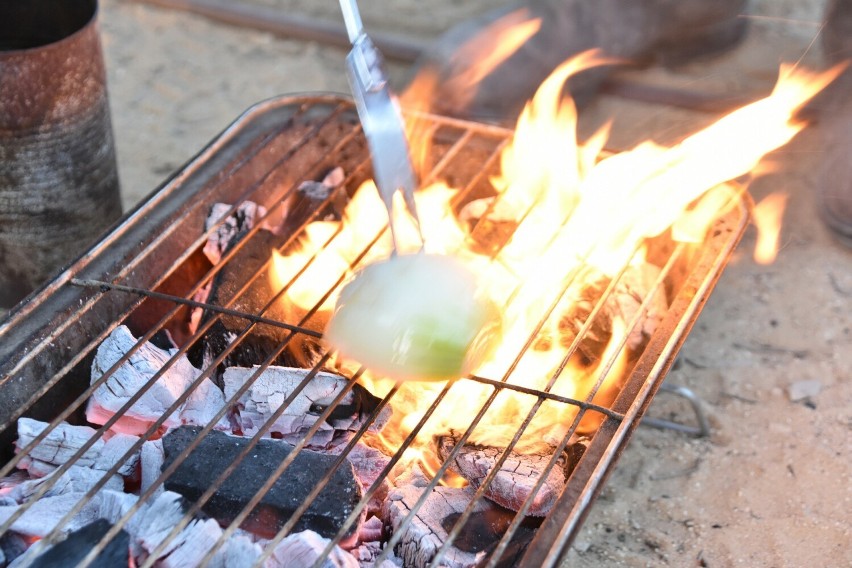 Gorący grill można wyczyścić przy użyciu przekrojonej cebuli...