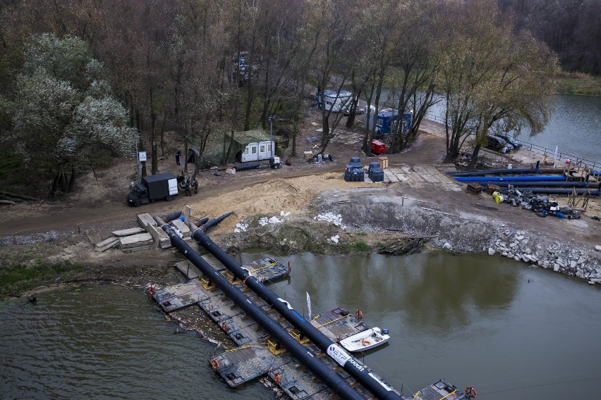 Wojsko demontuje most pontonowy na Wiśle. W akcję zaangażowanych jest 170 żołnierzy oraz około 80 ciężarówek i ciągników