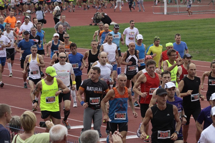 Półmaraton Ziemi Puckiej 2016. Biegowe święto nad zatoką wygrał Tomasz Grycko | ZDJĘCIA, WIDEO