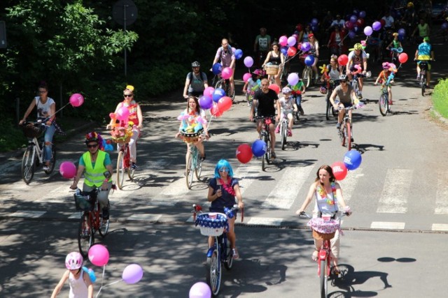 Warszawska Parada Rowerowa 2017. Przejazd miastem w starym stylu