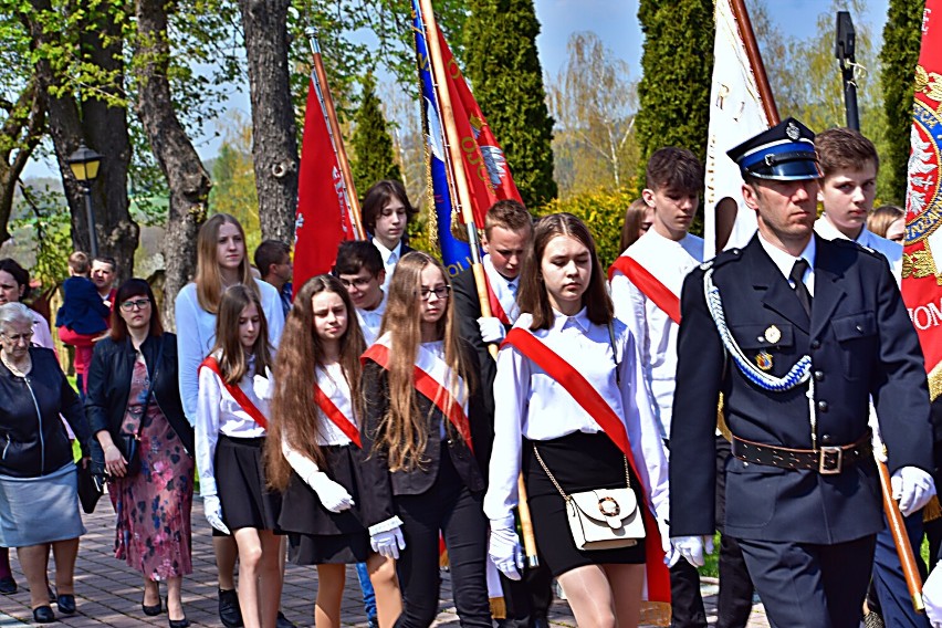 Łużna. Obchody 231. rocznicy uchwalenia Konstytucji 3 Maja. Na scenie dzieci i zespoły regionalne