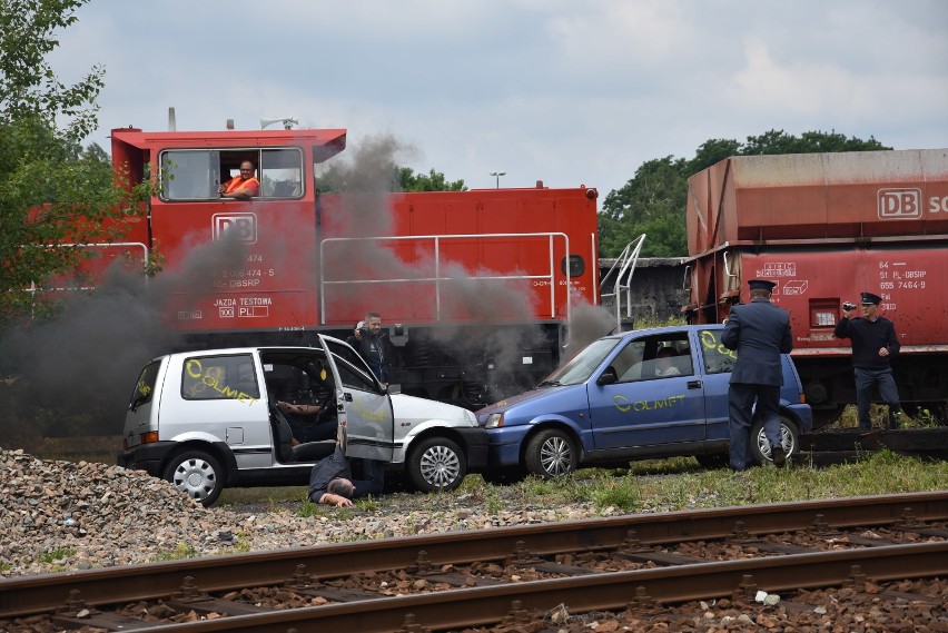Pociąg uderzył w busa na przejeździe kolejowym przy Górniczej w Jastrzębiu-Zdroju. Służby ćwiczą akcję ratowniczą