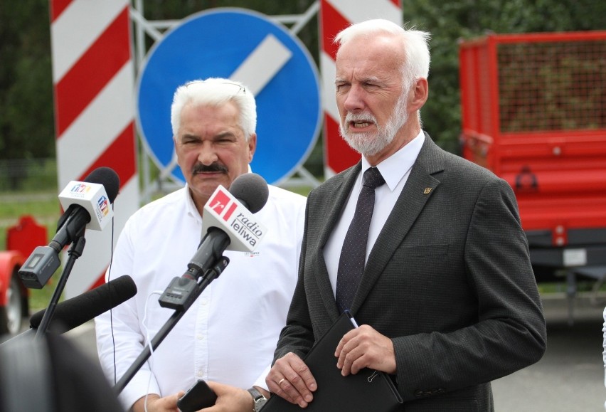 Od lewej Kazimierz Idzik - dyrektor techniczny Rejonu Dróg...