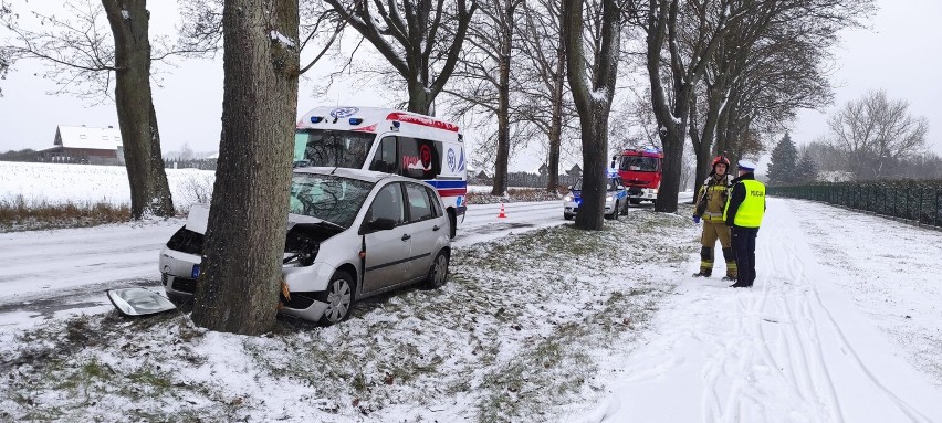 Ślisko na drogach powiatu złotowskiego. Starżacy jeżdżą z wypadku na wypadek