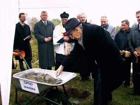 Ks. prałat Kazimierz Myszkowski, proboszcz parafii w Piasecznie wmurowywał akt erekcyjny pod budowę mostu w Aplinkach.