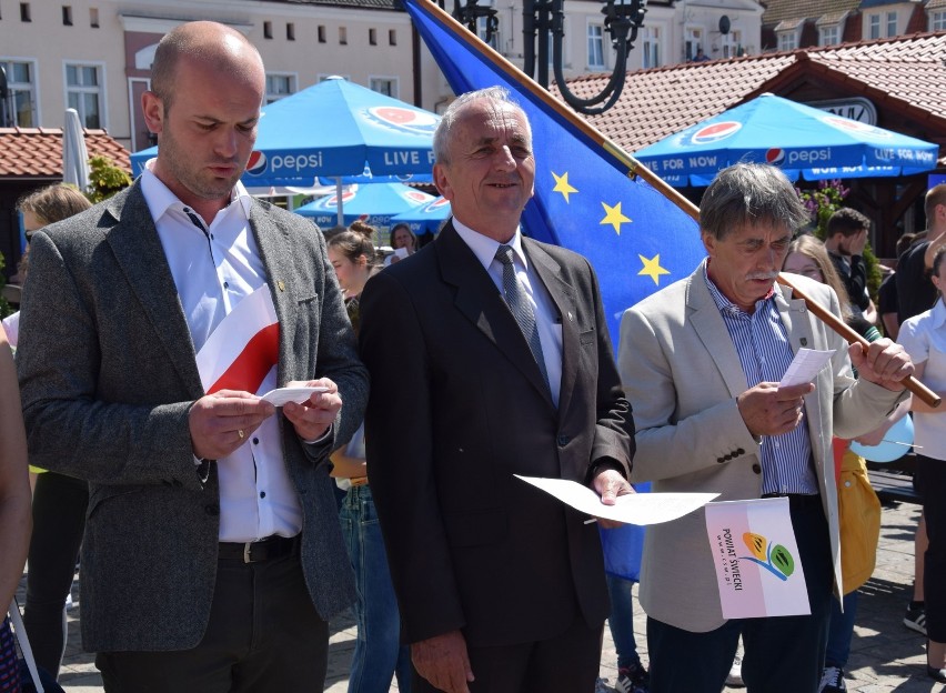 Duży Rynek w Świeciu pełen ludzi. Wszyscy zaśpiewali hymn europejski [zdjęcia]