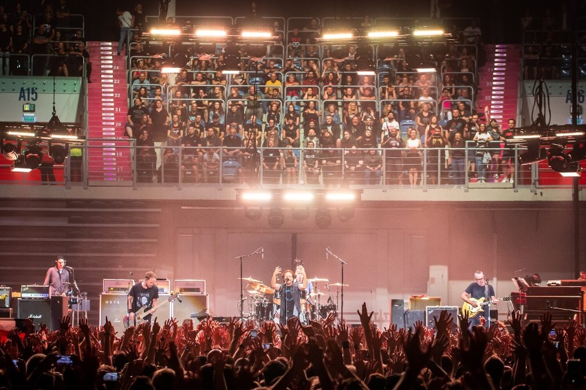 Koncert Pearl Jam w Krakowie przyciągnął tłumy fanów...