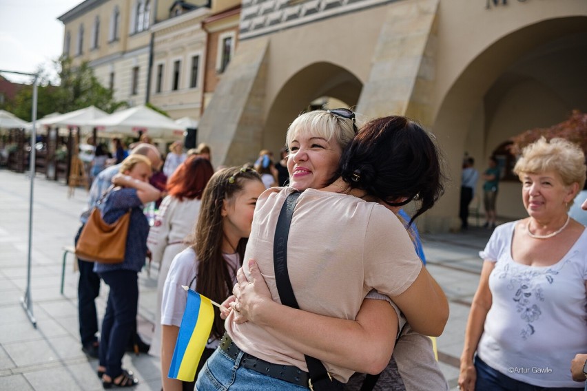 Uchodźcy obchodzili na Rynku w Tarnowie jedno ze swoich najważniejszych świąt - Dzień Niepodległości Ukrainy ZDJĘCIA