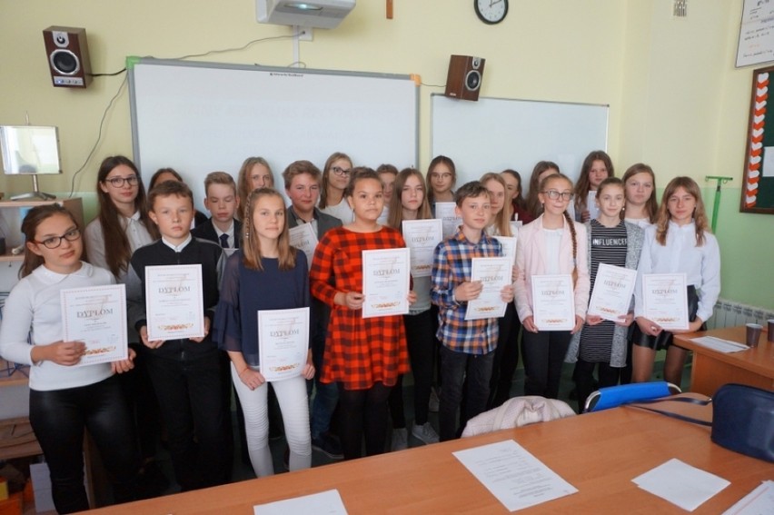 Uczniowie szkół podstawowych z terenu gminy wzięli udział w dwóch konkursach dotyczących twórczości poetów M. C. Abramowicza i J. J. Swędrowskiego