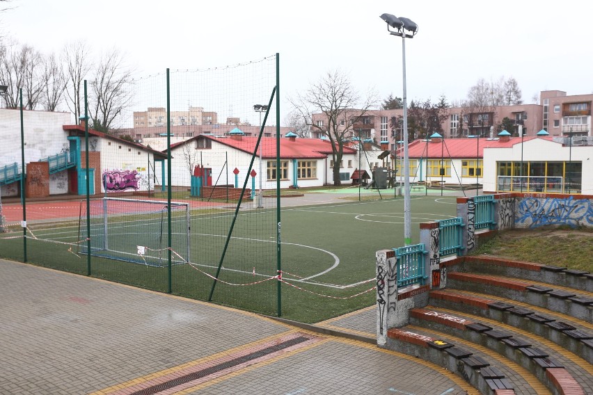 Rakotwórcze substancje w nawierzchni boisk szkolnych? Ratusz zleca kontrolę w Warszawie