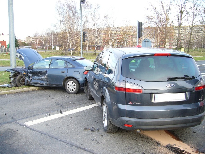 Kolizja w Żorach: Stłuczka dwóch aut w rejonie Tesco [ZDJĘCIA]