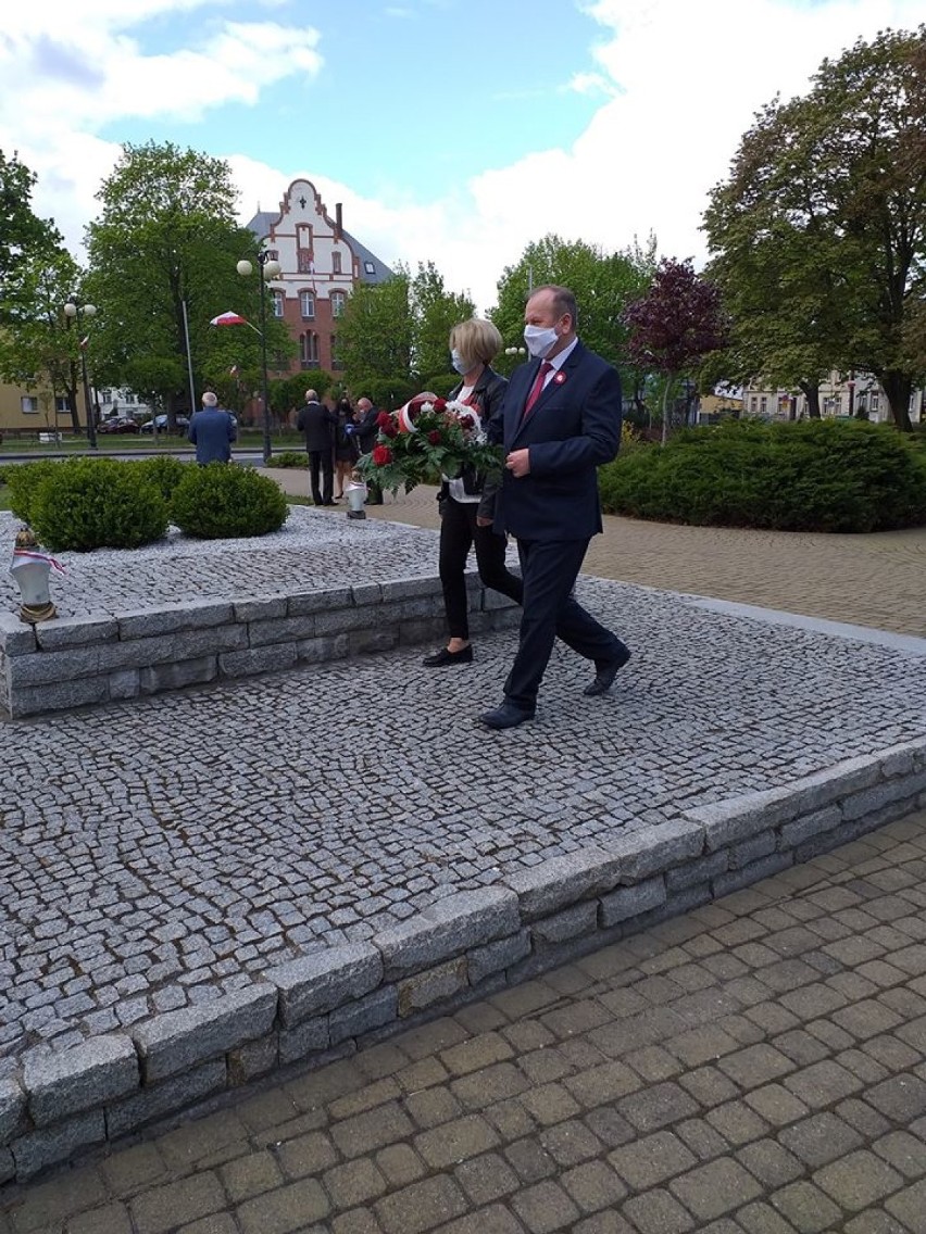 Witkowo: złożyli kwiaty pod pomnikiem Powstańców Wielkopolskich w 229. rocznicę uchwalenia Konstytucji 3 Maja