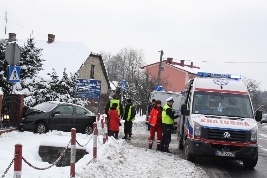 Wypadek w Libiążu: samochód wbił się w płot [ZDJĘCIA]