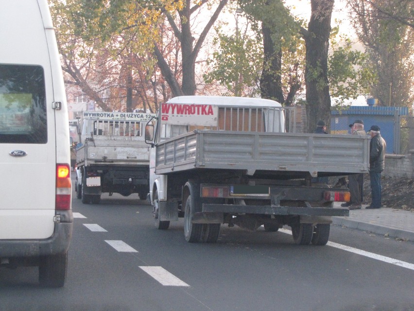 Ul. Krochmalna: ciężarowe taxi blokują pas ruchu.