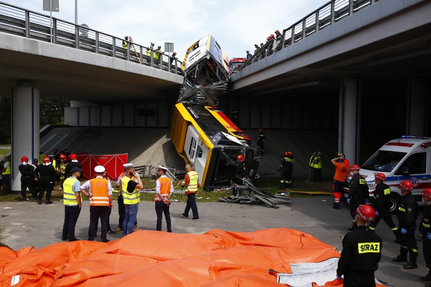 Warszawa. Autobus spadł z mostu trasy S8. W środku byli pasażerowie. Co najmniej jedna ofiara śmiertelna