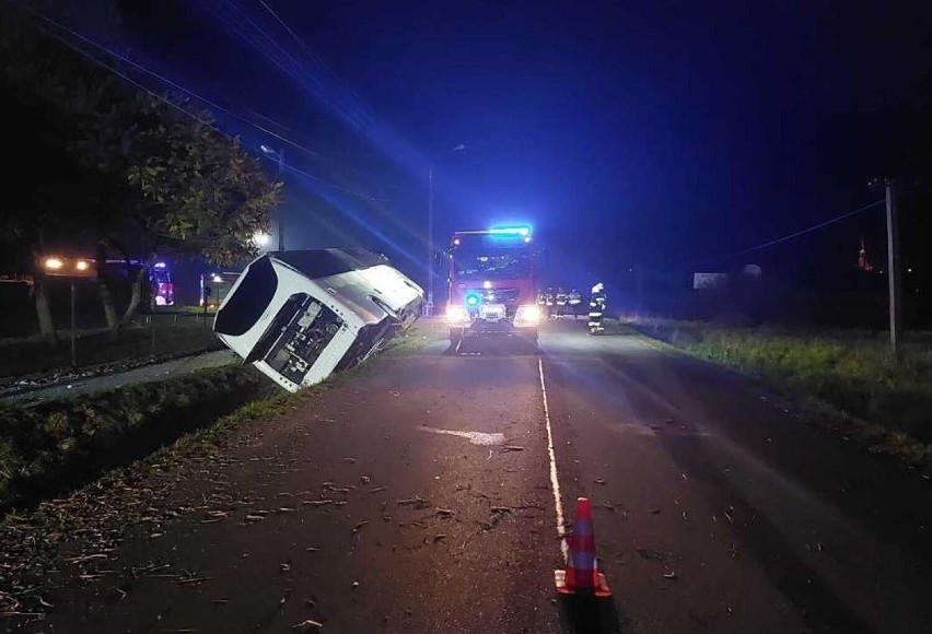 Wypadek autokaru w Grabownicy Starzeńskiej. 9 osób, w tym dwoje dzieci, trafiło do szpitala [ZDJĘCIA]