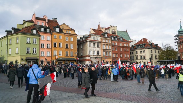 Święto Niepodległości na placu Zamkowym. Mieszkańcy wspólnie świętowali! [ZDJĘCIA]