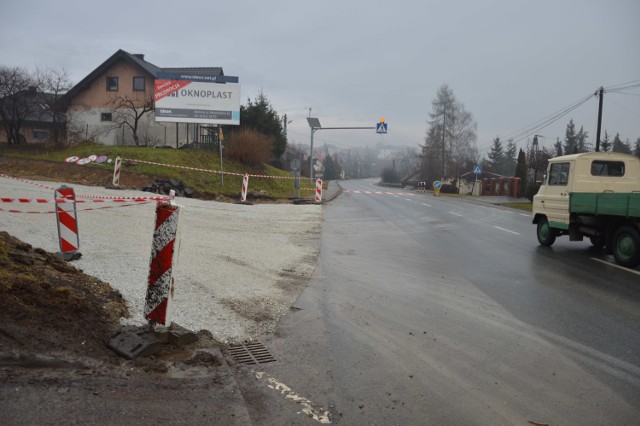 Skrzyżowanie ulic Nowy Świat oraz ul. Armii Krajowej w Bochni zamknięte 25 i 26 marca 2021 z powodu prac przy nakładaniu pierwszej warstwy asfaltu (zdjęcia archiwalne)