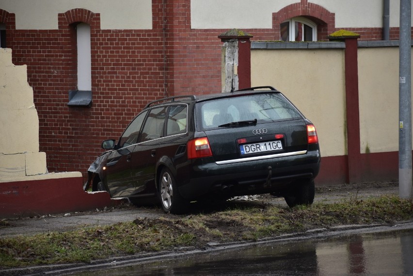 Audi uderzyło w mur w Krośnie Odrzańskim.