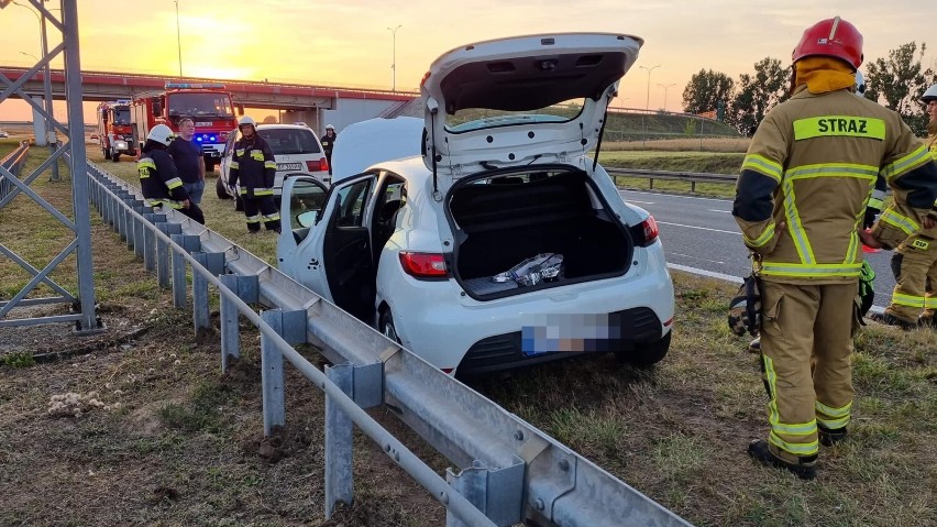 Renault uderzył w bariery na autostradzie A1 pod Włocławkiem