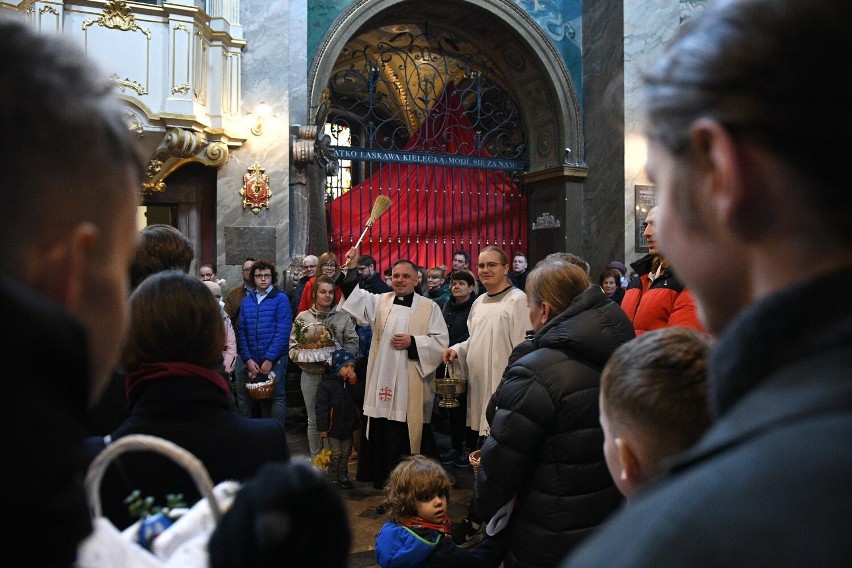 Wielka Sobota w katedrze w Kielcach. Setki mieszkańców przybyło, by poświęcić pokarmy na stół wielkanocny