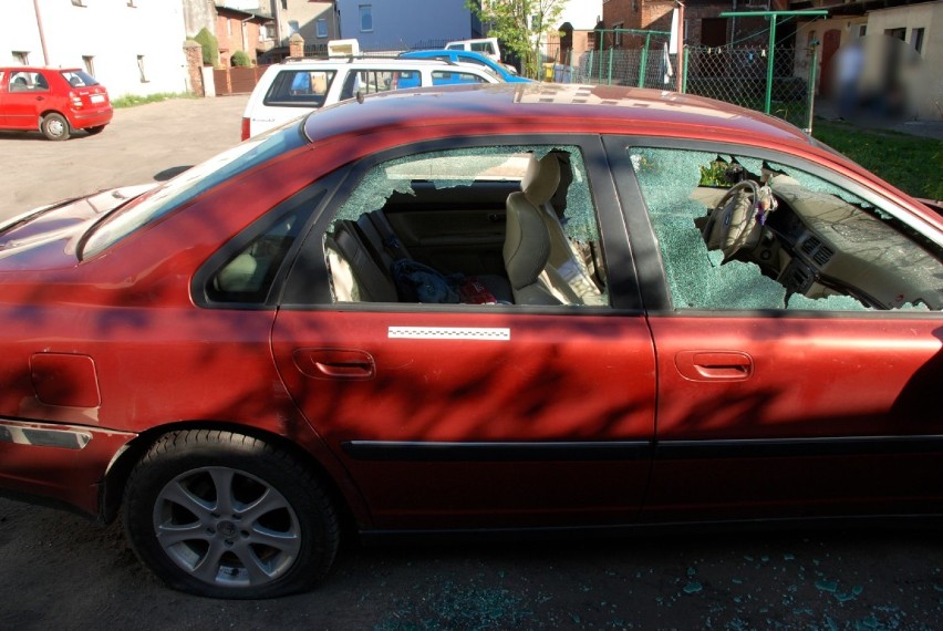 Zniszczył samochód zaparkowany na ul. Tkaczyka w Kościerzynie, bo stał za blisko jego furtki [ZDJĘCIA]