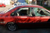Zniszczył samochód zaparkowany na ul. Tkaczyka w Kościerzynie, bo stał za blisko jego furtki [ZDJĘCIA]
