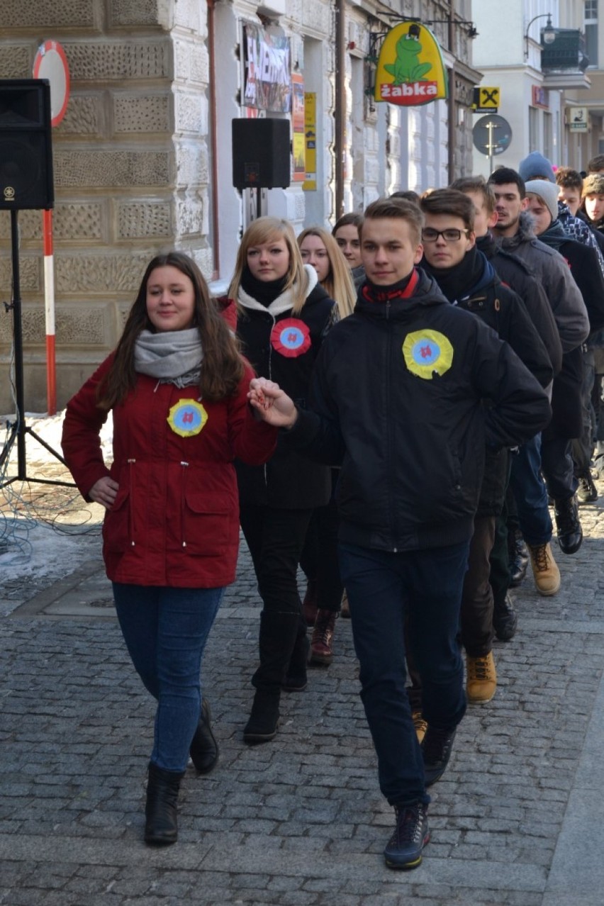 Tczewscy maturzyści zatańczyli poloneza na ulicach miasta. ZOBACZ ZDJĘCIA