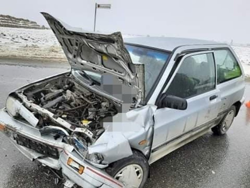 Na miejscu pojawiał się straż pożarna i policja. Ruch na...