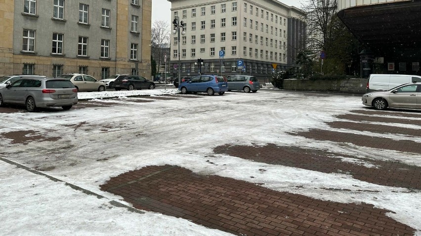 Plac Sejmu Śląskiego był niegdyś oblegany przez kierowców....