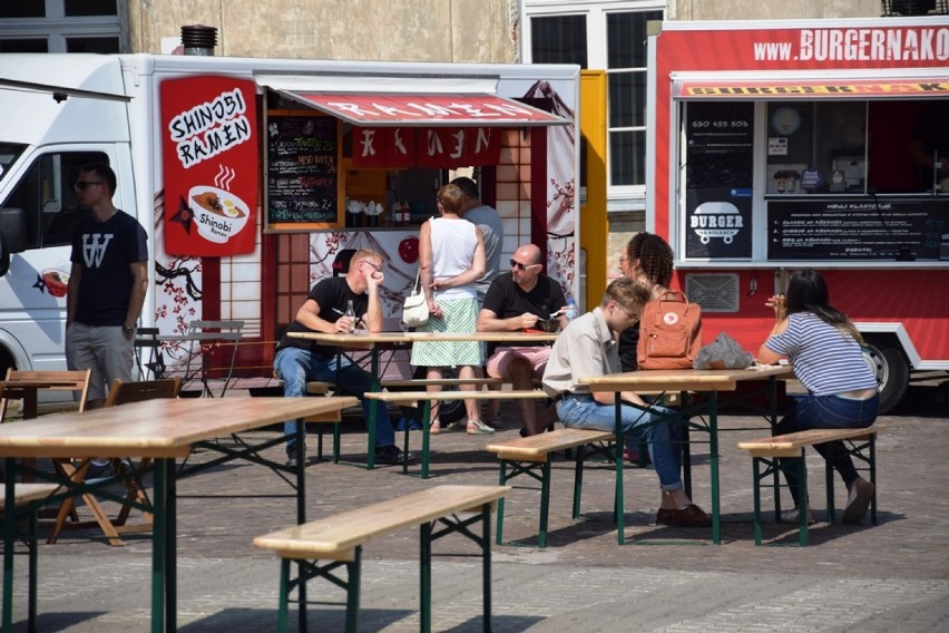 Food trucki stoją już pod Pałacem Zamoyskich. Zobacz jakie...