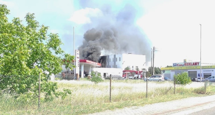 Pożar budynku przy stacji paliw na ulicy Sarnowskiej w Rawiczu - 10.06.2022