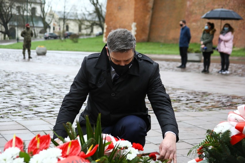 Kraków. Uroczystości z okazji Dnia Pamięci Ofiar Zbrodni Katyńskiej. Pod Krzyżem Katyńskim złożono kwiaty [ZDJĘCIA]