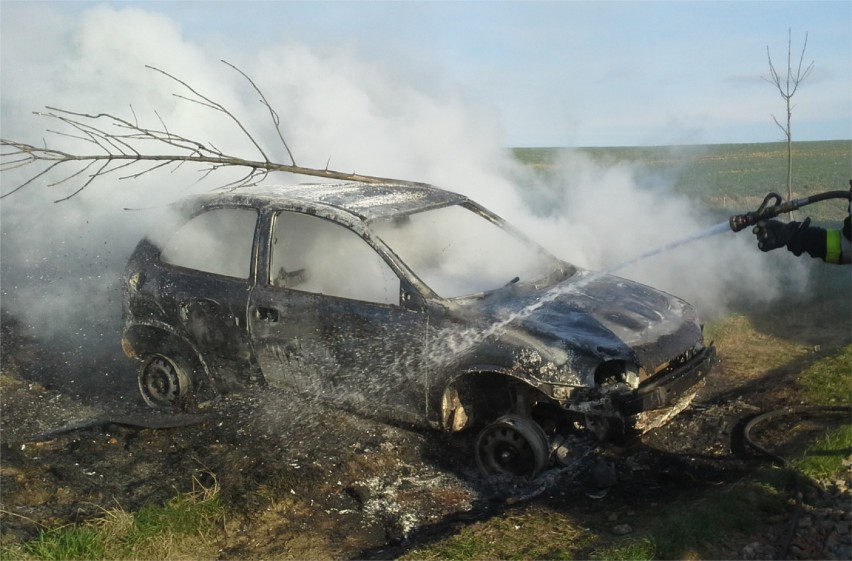 Pożar samochodu w Puńcowie, ranny kierowca [ZDJĘCIA]